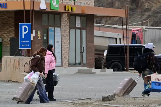 EyJrZXkiOiJpbWFnZXMvaXJhbi1yZWZ1Z2Vlcy1hcm1lbmlhLTIwMjYtR2V0dHlJbWFnZXMtMjI2NDkzMjMxNGVkaXRlZC5qcGcifQ==